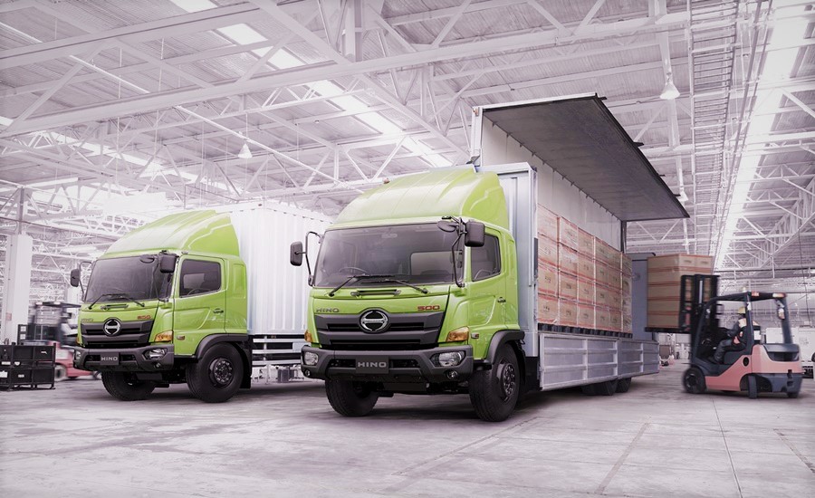 Truk ekspedisi Hino 500 dengan boks aluminium